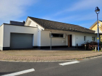 Straßenansicht - Dernbach, energieeffizienter Bungalow mit Garage *VIRTUELLE 360° BESICHTIGUNG AUF ANFRAGE*