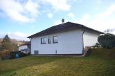 Gartenansicht - Niederelbert, Walmdach-Winkel-Bungalow in beliebter Lage *VIRTUELLE 360° BESICHTIGUNG AUF ANFRAGE*