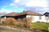 Straßenansicht - Niederelbert, Walmdach-Winkel-Bungalow in beliebter Lage *VIRTUELLE 360° BESICHTIGUNG AUF ANFRAGE*