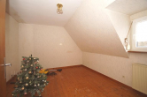 Zimmer 1 Dachgeschoss - Niederelbert, Wohnhaus mit großer Garage in herrlicher Ortsrandlage *VIRTUELLE 360° BESICHTIGUNG AUF ANFRAGE*