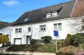 Straßenansicht - Niederelbert, Wohnhaus mit großer Garage in herrlicher Ortsrandlage *VIRTUELLE 360° BESICHTIGUNG AUF ANFRAGE*