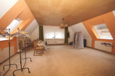 Wohnbereich Dachgeschoss - Niederelbert, Wohnhaus mit großer Garage in herrlicher Ortsrandlage *VIRTUELLE 360° BESICHTIGUNG AUF ANFRAGE*