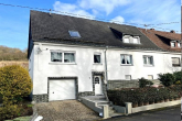 Straßenansicht - Niederelbert, Wohnhaus mit großer Garage in herrlicher Ortsrandlage *VIRTUELLE 360° BESICHTIGUNG AUF ANFRAGE*