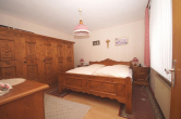 Schlafzimmer Erdgeschoss - Niederelbert, Wohnhaus mit großer Garage in herrlicher Ortsrandlage *VIRTUELLE 360° BESICHTIGUNG AUF ANFRAGE*