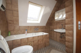Badezimmer Dachgeschoss - Niederelbert, Wohnhaus mit großer Garage in herrlicher Ortsrandlage *VIRTUELLE 360° BESICHTIGUNG AUF ANFRAGE*