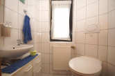 Gäste-WC - Niederelbert, familienfreundliches Wohnhaus in herrlicher Ortsrandlage *VIRTUELLE 360° BESICHTIGUNG AUF ANFRAGE*